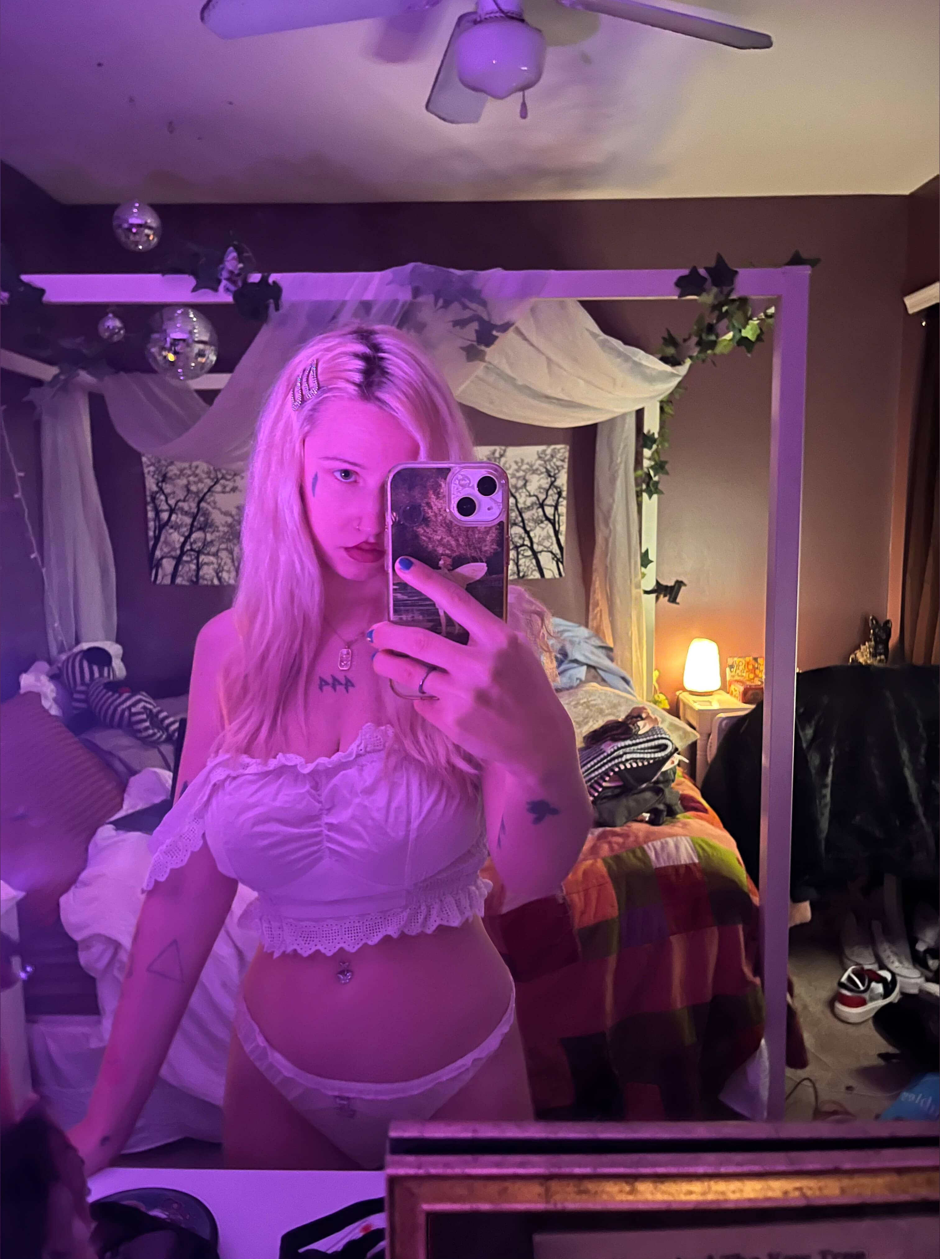 Profile of shadesofvi0let