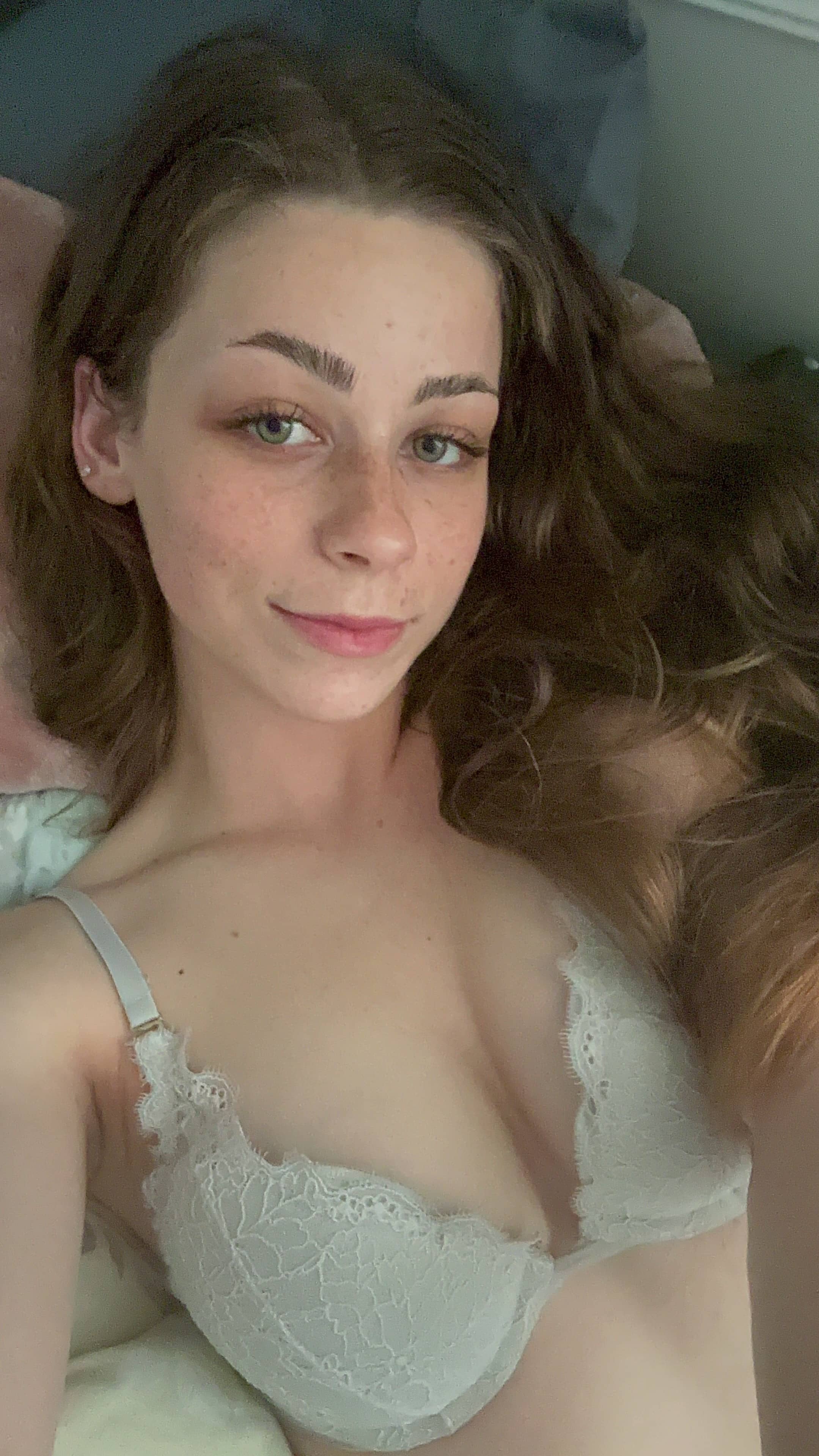 Profile of thereneerose